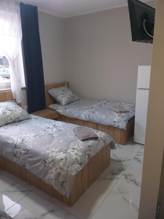 Czerwony Szafir Grodzisk Hostel Grodzisk Mazowiecki Buitenkant foto