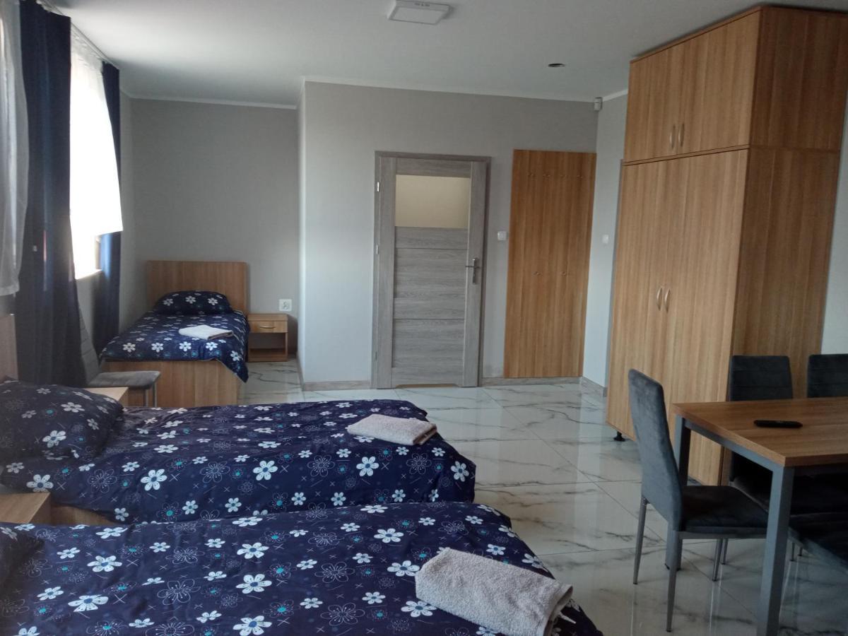 Czerwony Szafir Grodzisk Hostel Grodzisk Mazowiecki Buitenkant foto