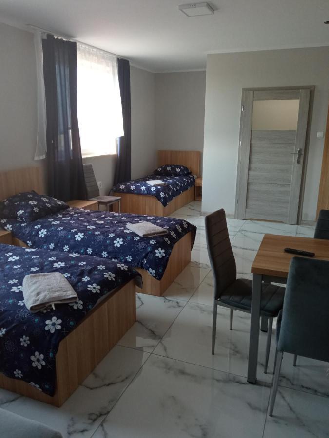 Czerwony Szafir Grodzisk Hostel Grodzisk Mazowiecki Buitenkant foto